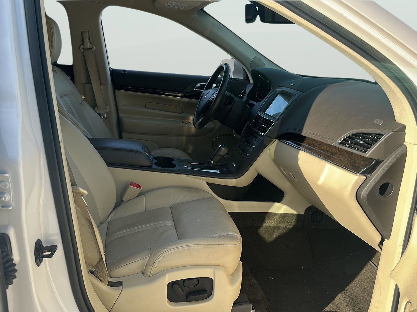 Used 2019 Lincoln MKT AWD image 12