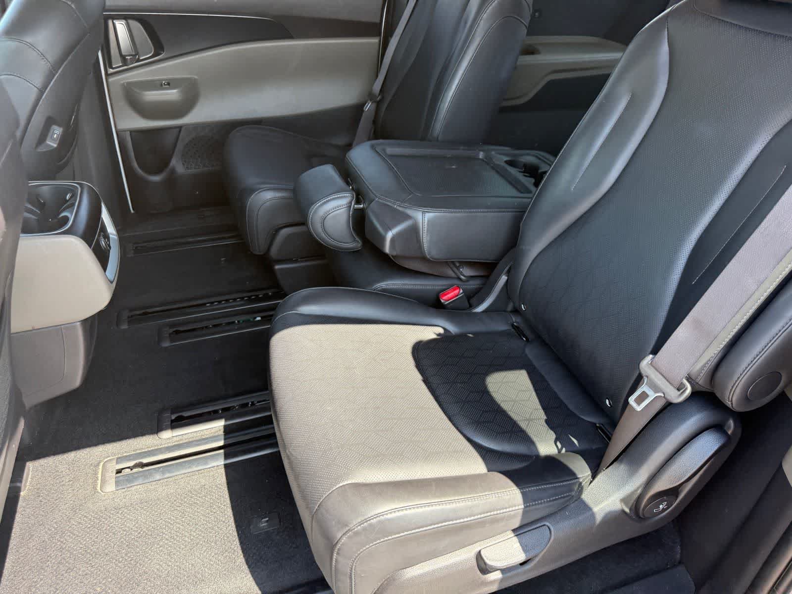 Used 2025 Kia Carnival FWD image 10