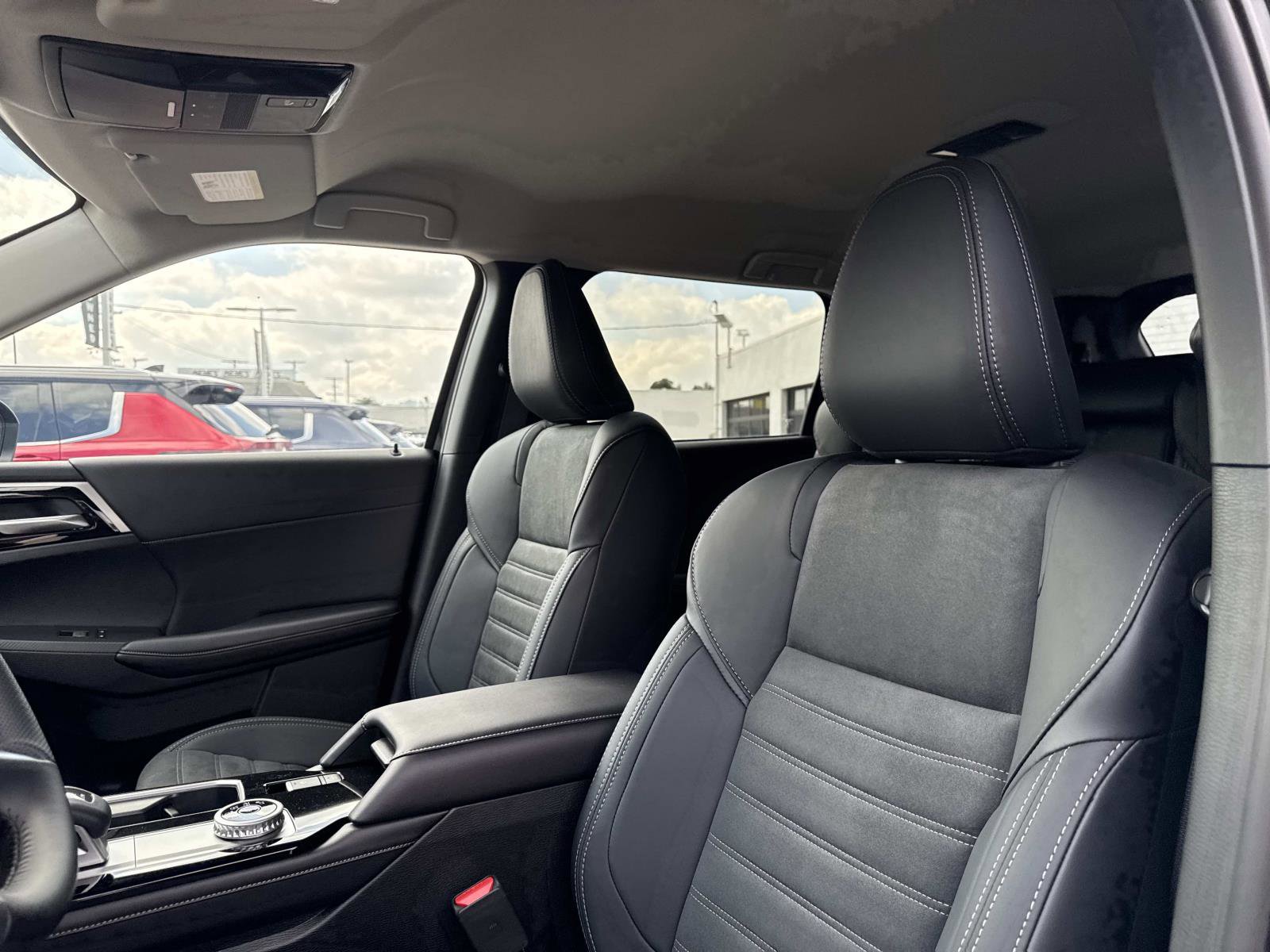 New 2025 Mitsubishi Outlander SE image 16