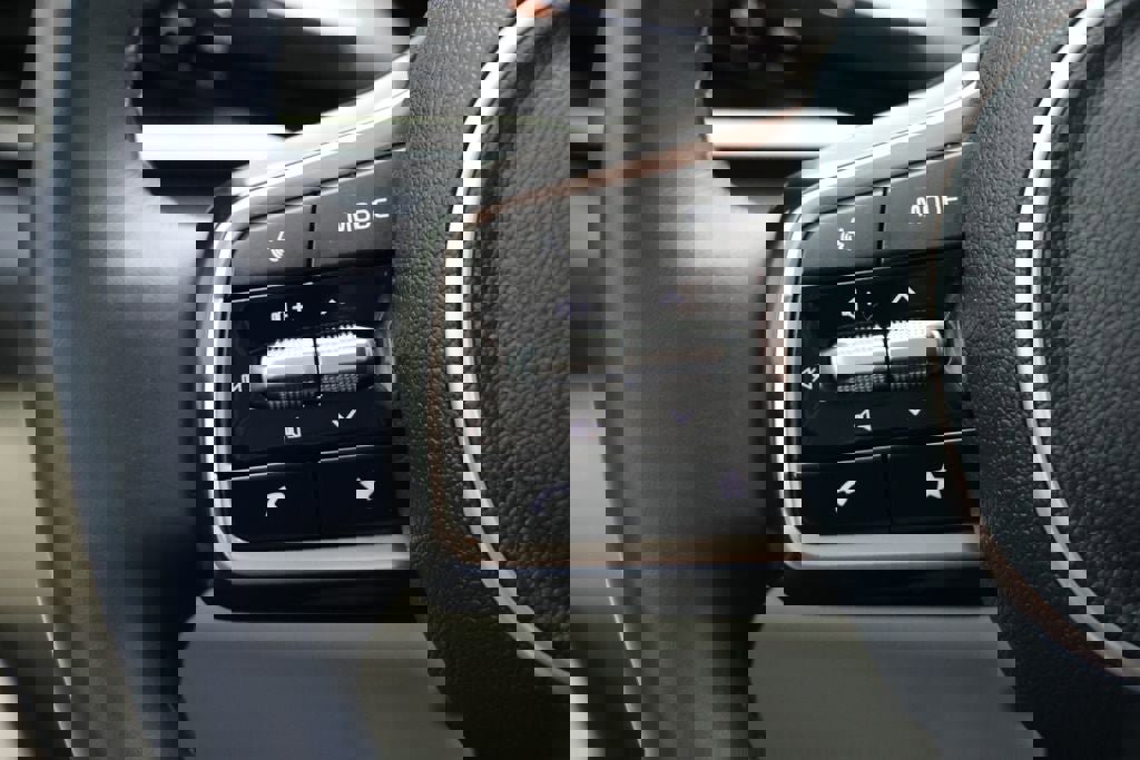 Used 2025 Kia Carnival EX image 19