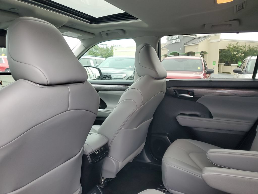 Used 2024 Toyota Highlander Limited AWD/4WD image 27
