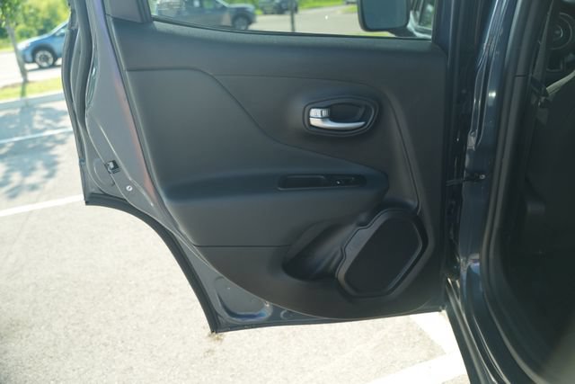 Used 2022 Jeep Renegade Latitude AWD/4WD image 16