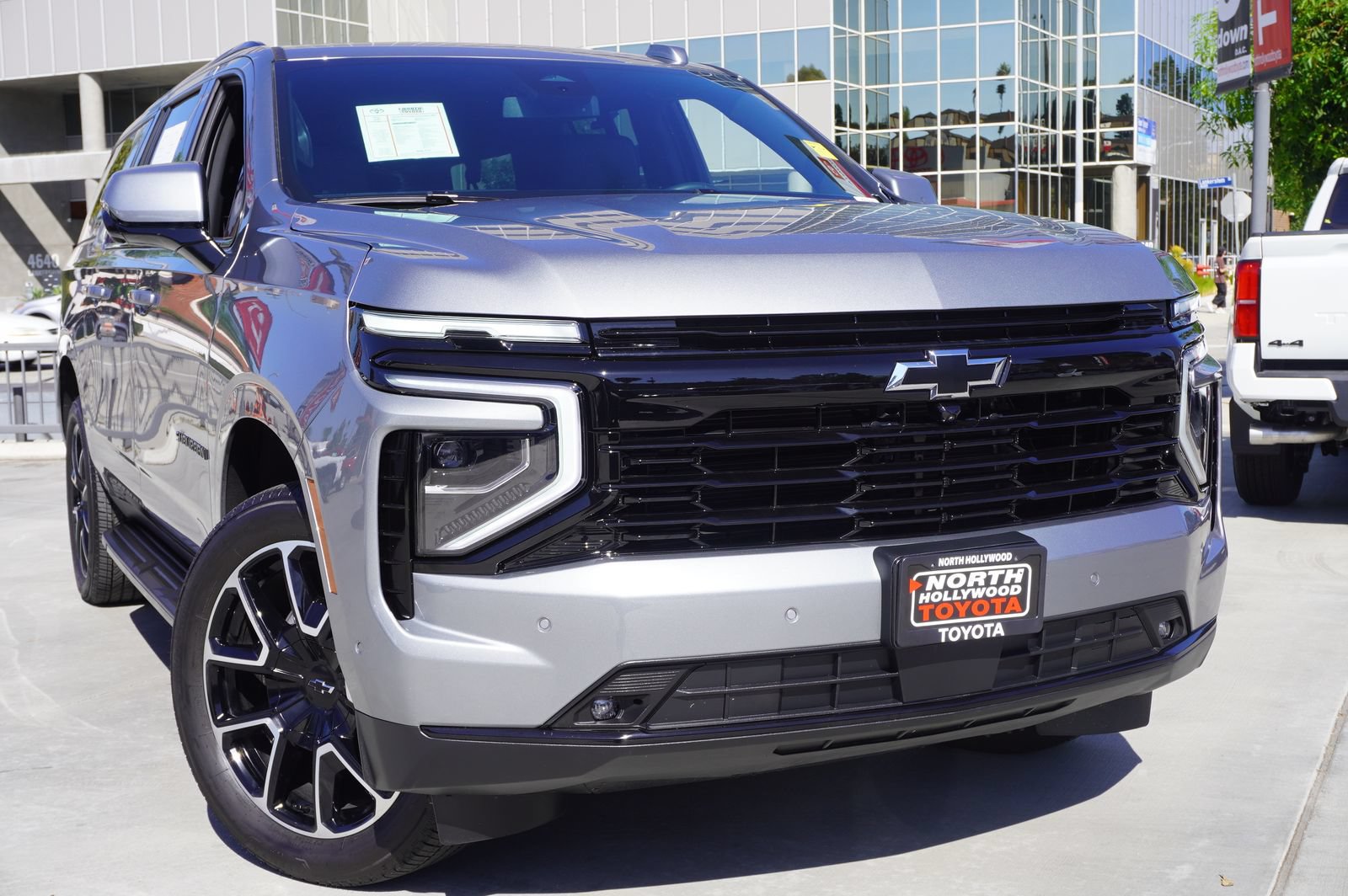 Used 2026 Chevrolet Suburban RST RWD image 2