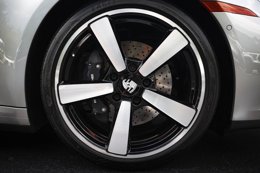 Used 2025 Porsche 911 Carrera RWD image 13
