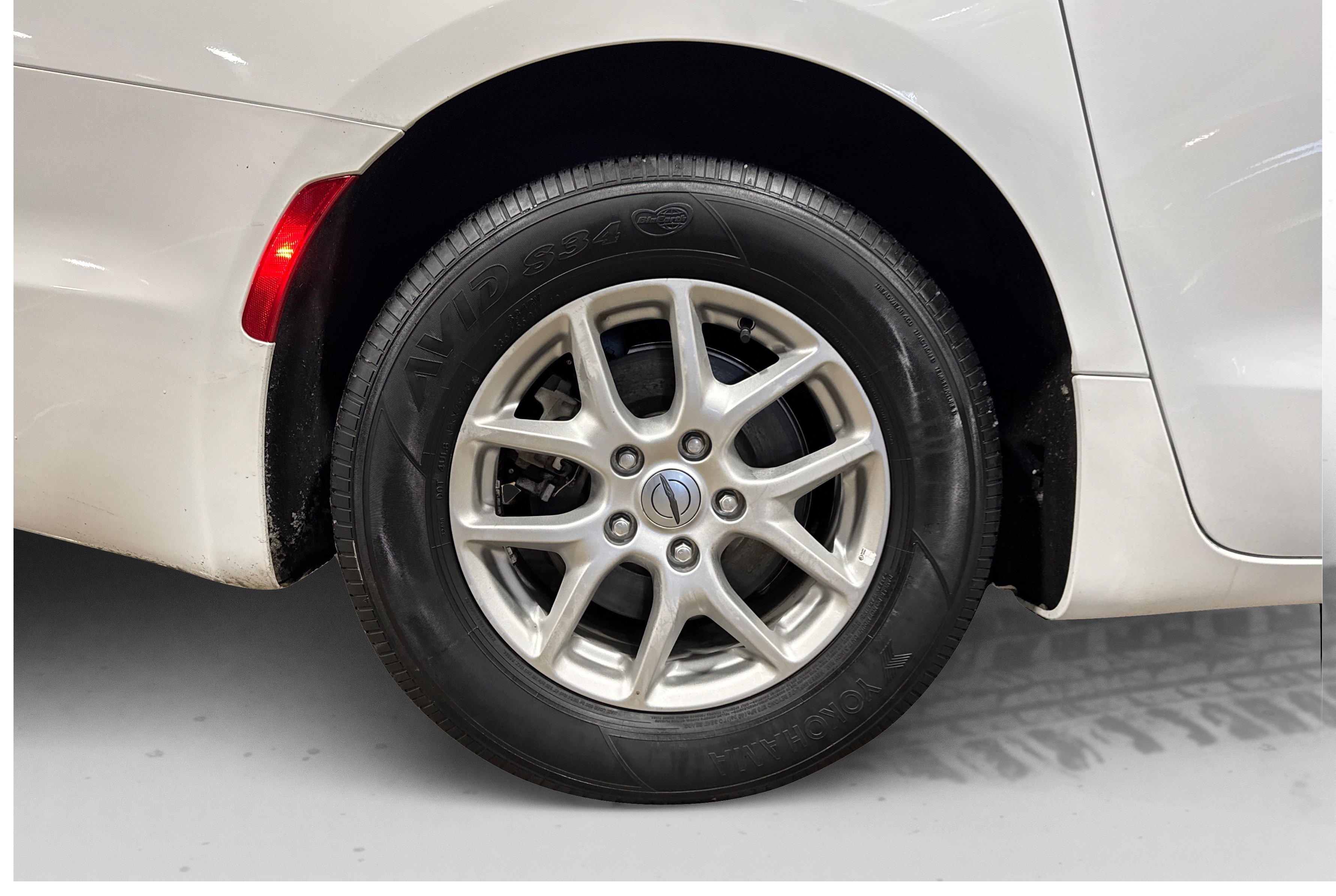 Used 2024 Chrysler Pacifica Touring-L FWD image 52