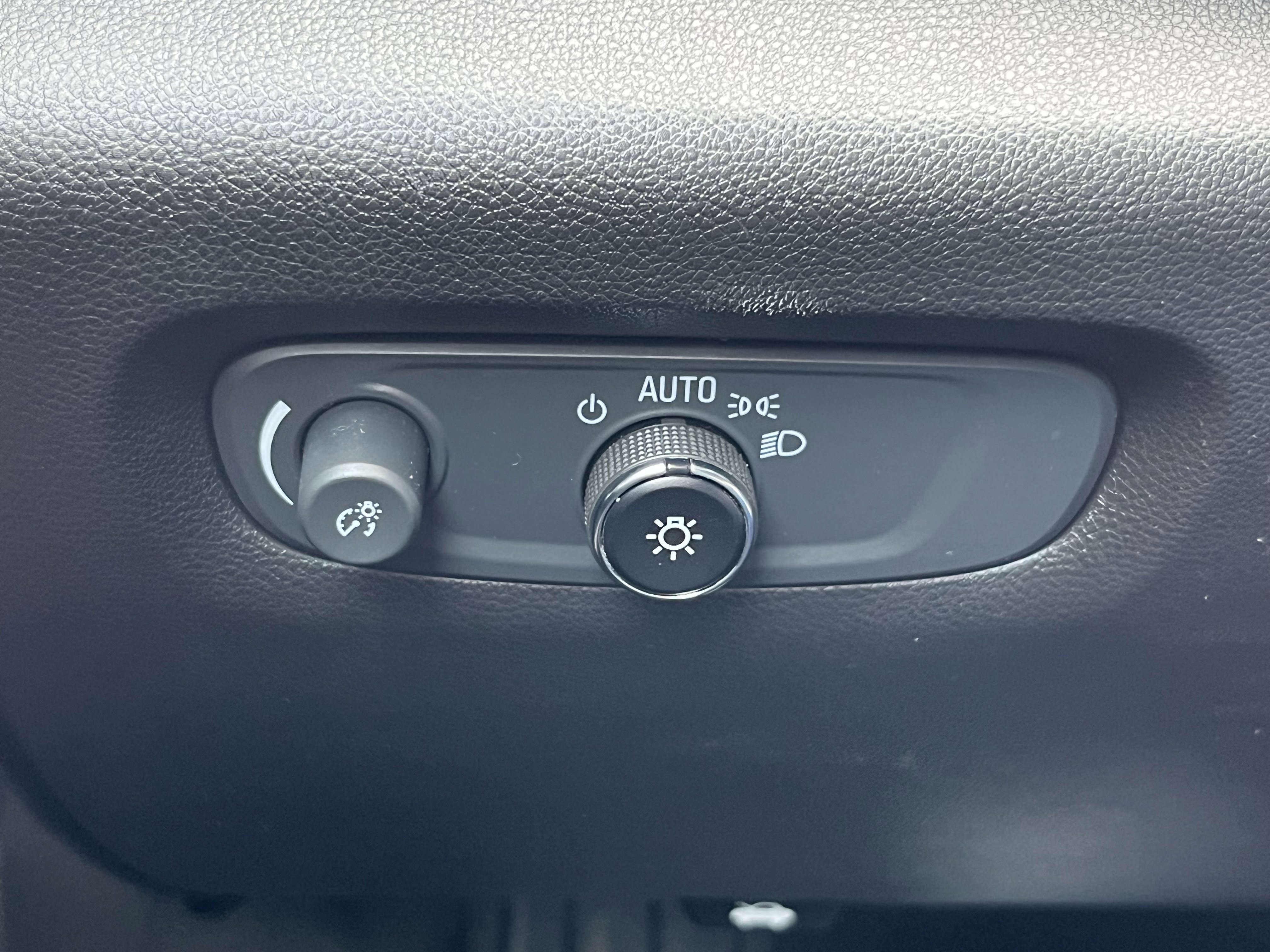 Used 2023 Chevrolet Traverse LT FWD image 33
