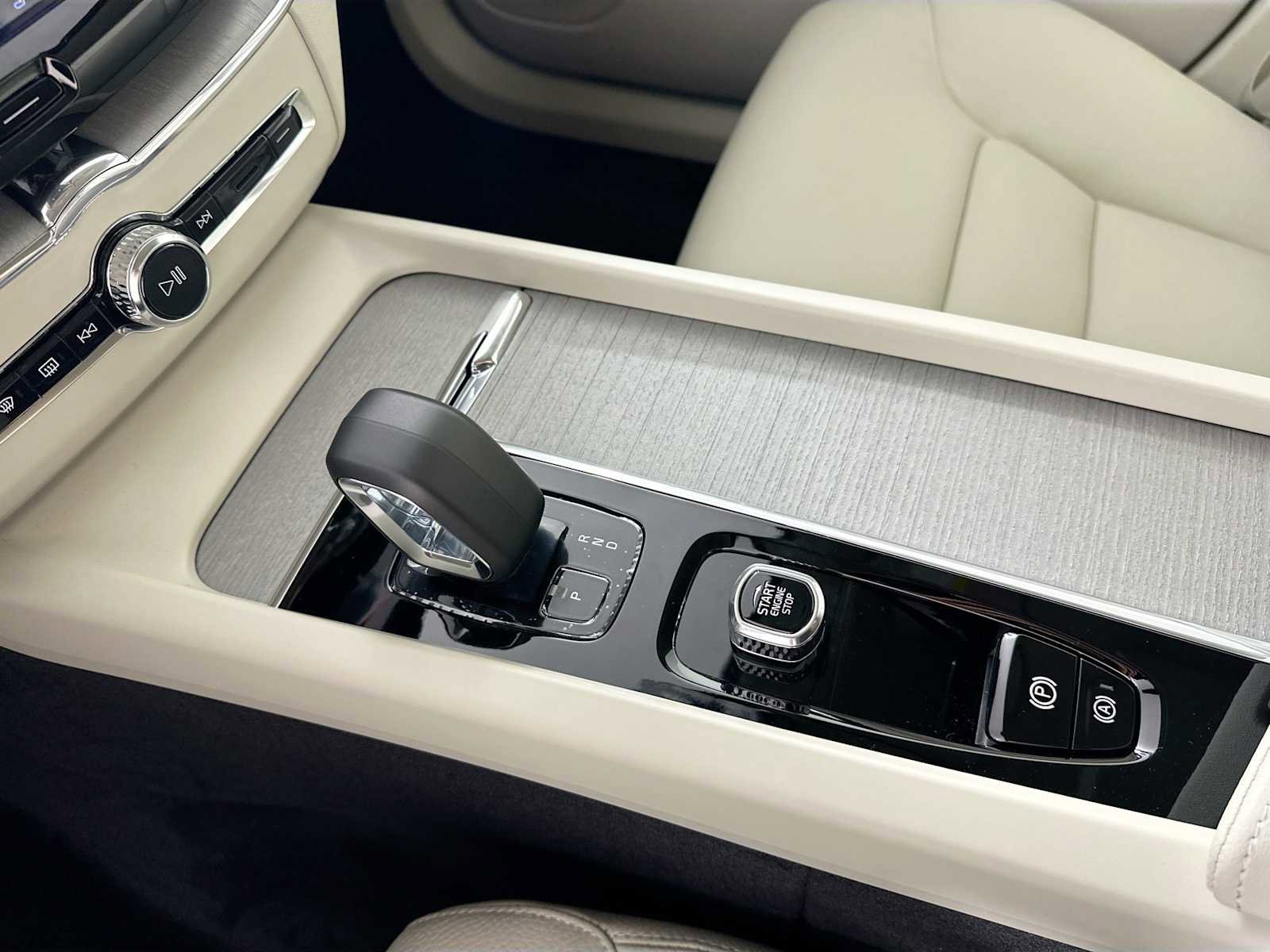 Certified 2025 Volvo XC60 T8 Plus w/ Protection Package Premier image 13