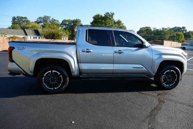 Used 2025 Toyota Tacoma TRD Sport AWD/4WD image 8