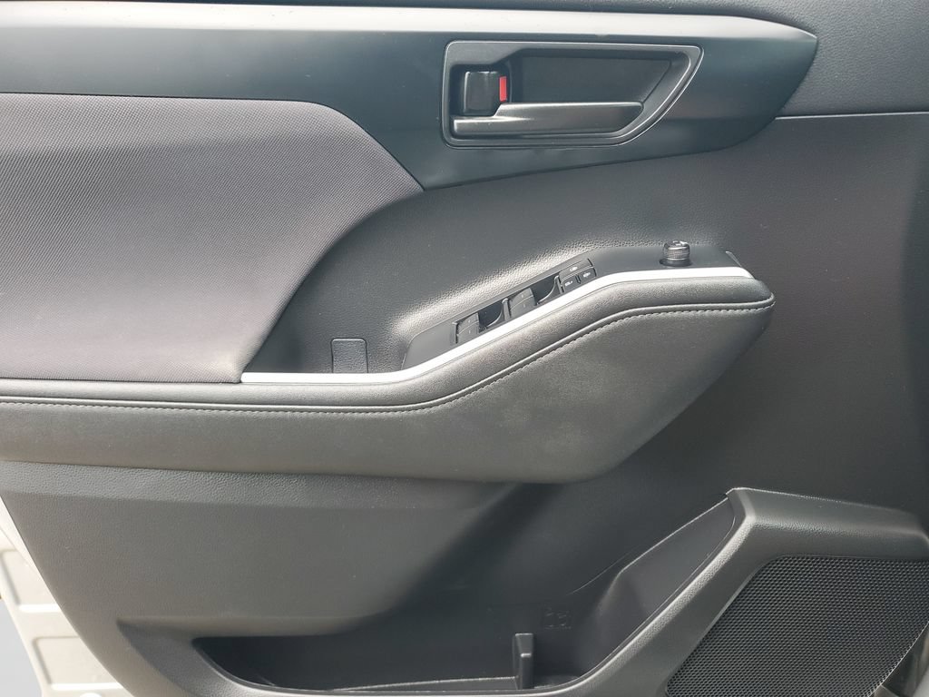 Used 2023 Toyota Highlander LE FWD image 19