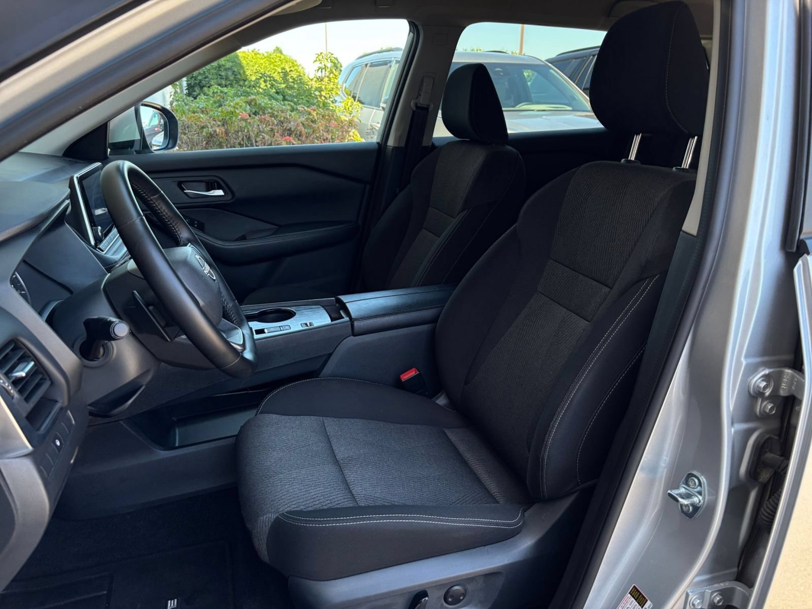 Used 2025 Nissan Rogue SV FWD image 38