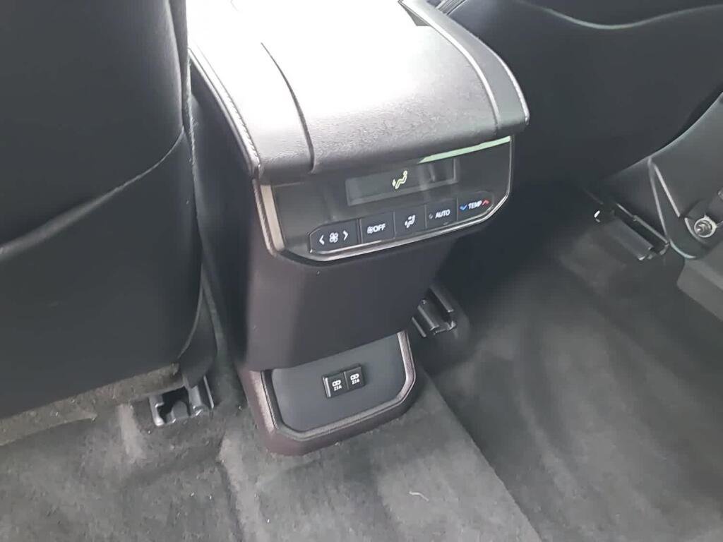 Used 2021 Toyota Highlander XLE image 29