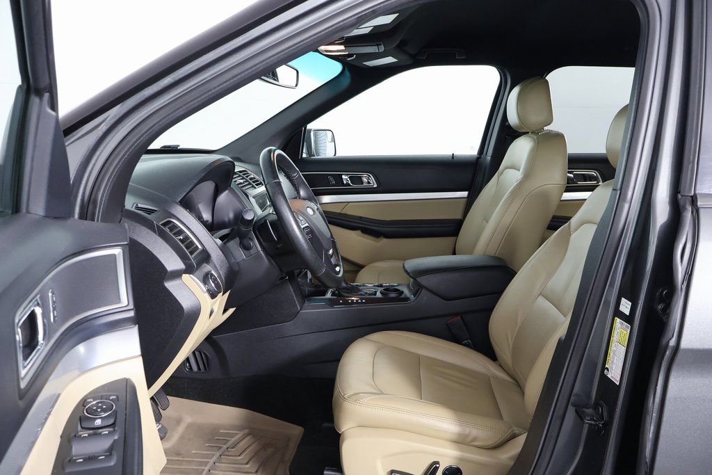 Used 2017 Ford Explorer XLT w/ Equipment Group 202A image 9
