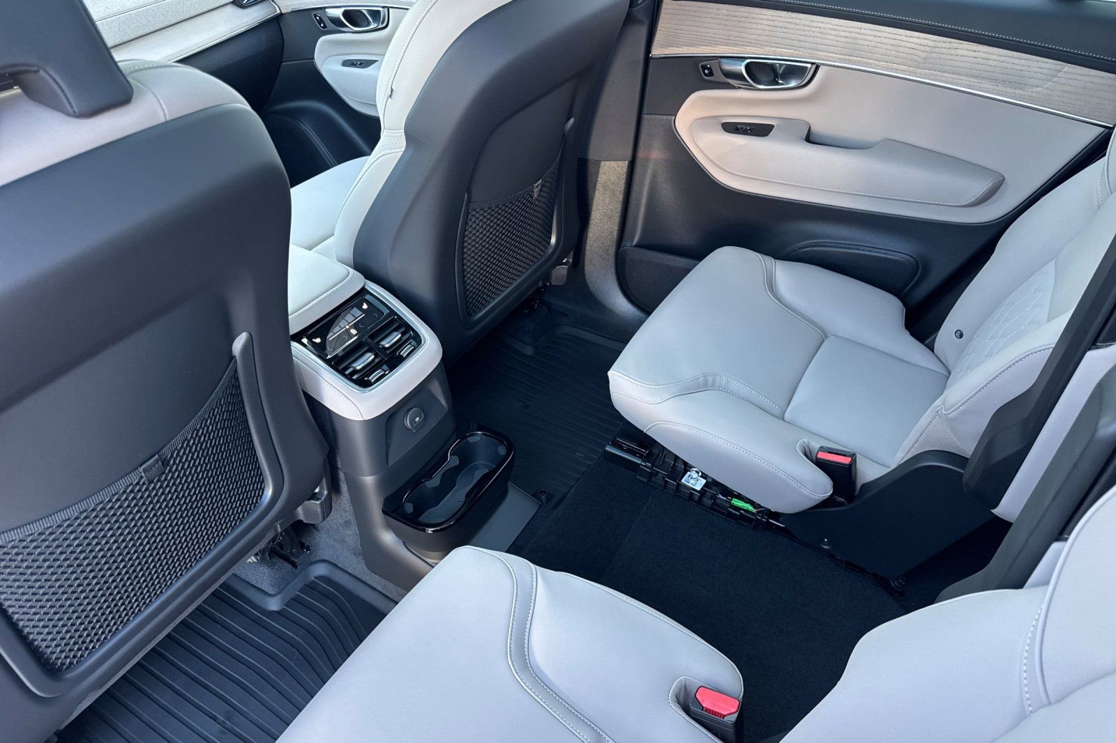 New 2026 Volvo XC90 T8 Plus w/ Protection Package image 4