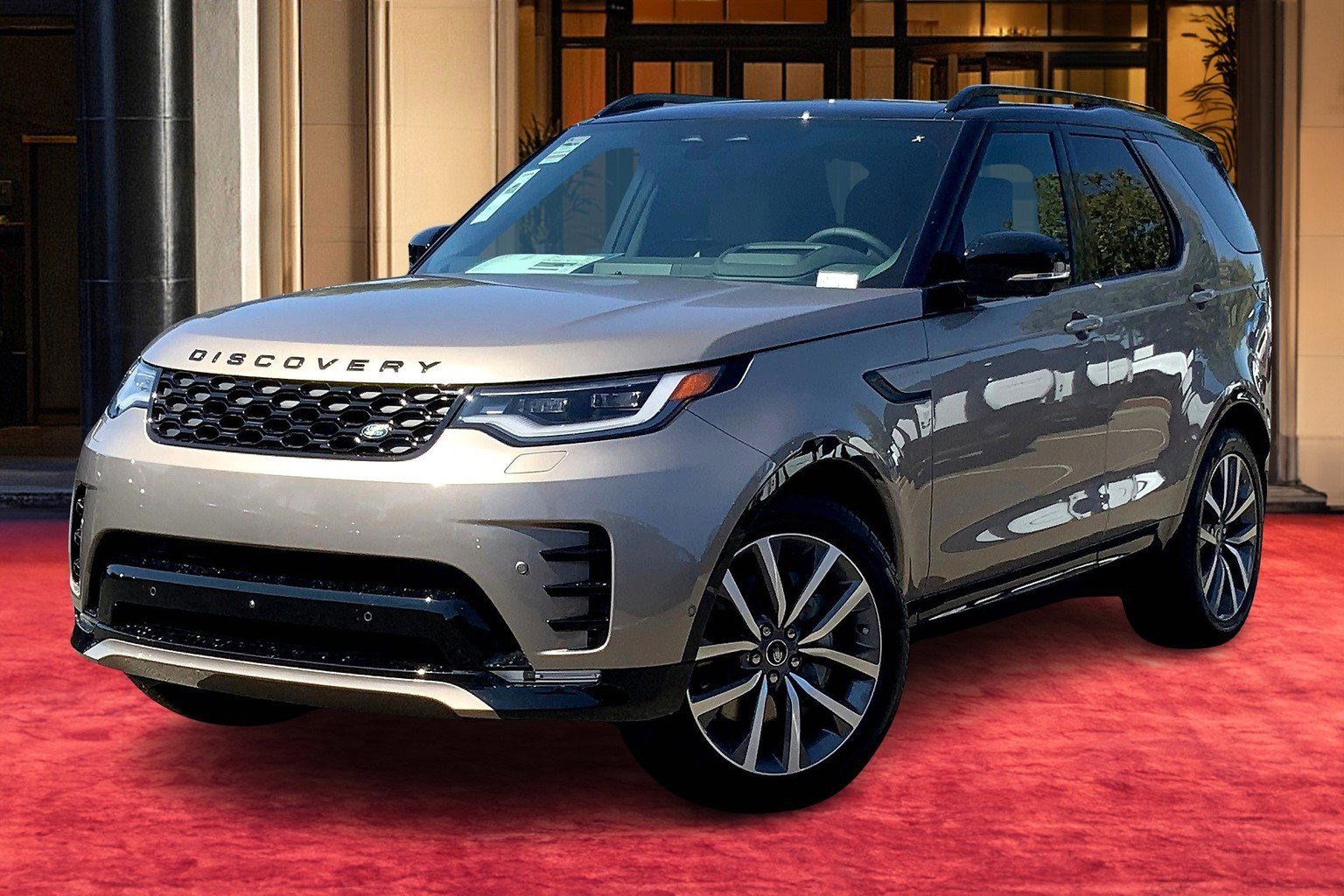New 2025 Land Rover Discovery Dynamic SE image 1