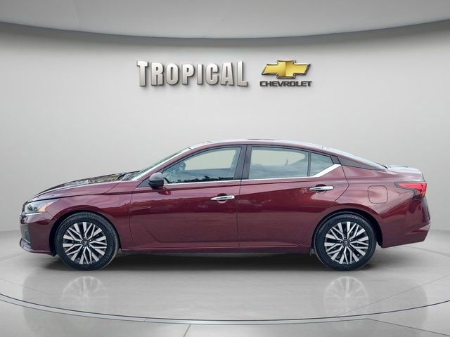 Used 2024 Nissan Altima 2.5 SV FWD image 2