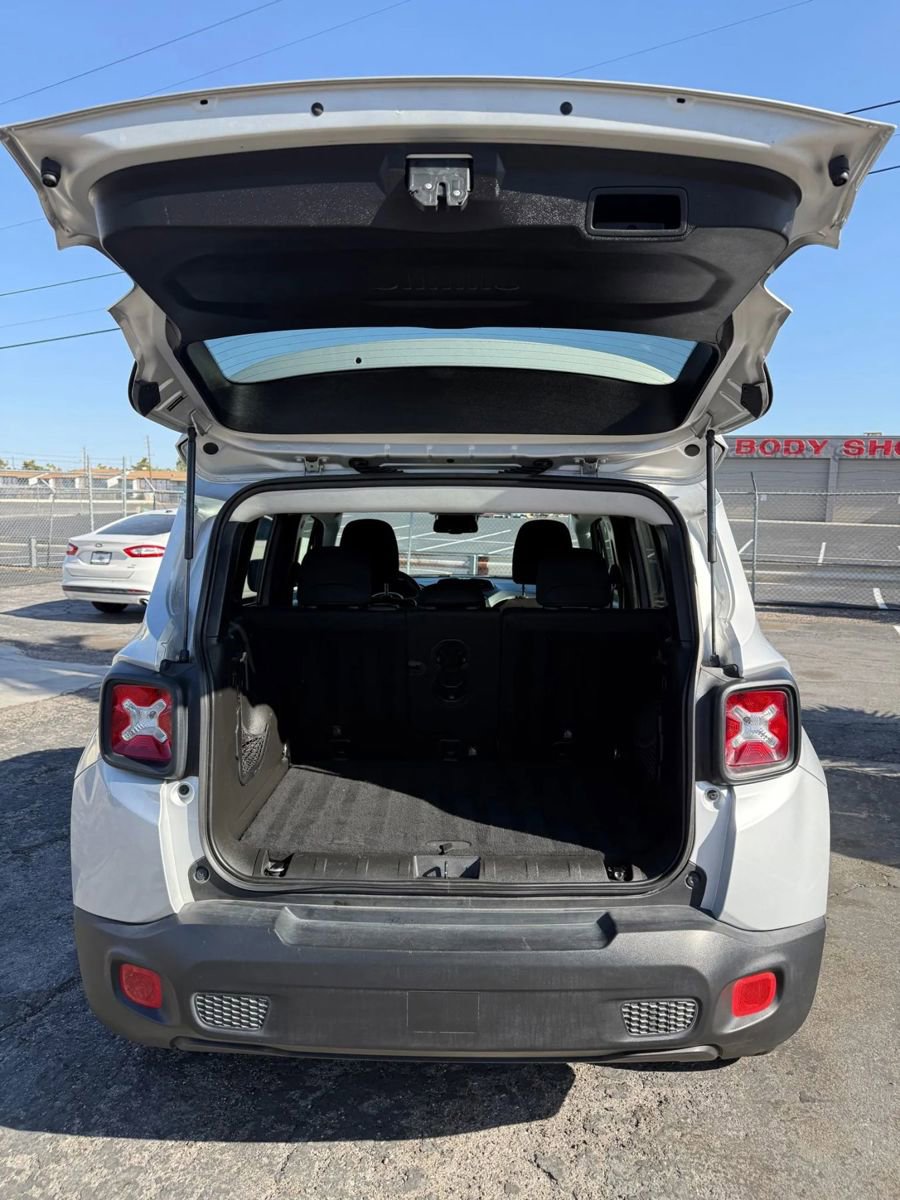 Used 2018 Jeep Renegade Latitude w/ Popular Equipment Group image 21