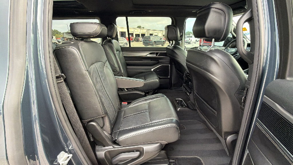 Used 2023 Jeep Wagoneer Series II AWD/4WD image 31