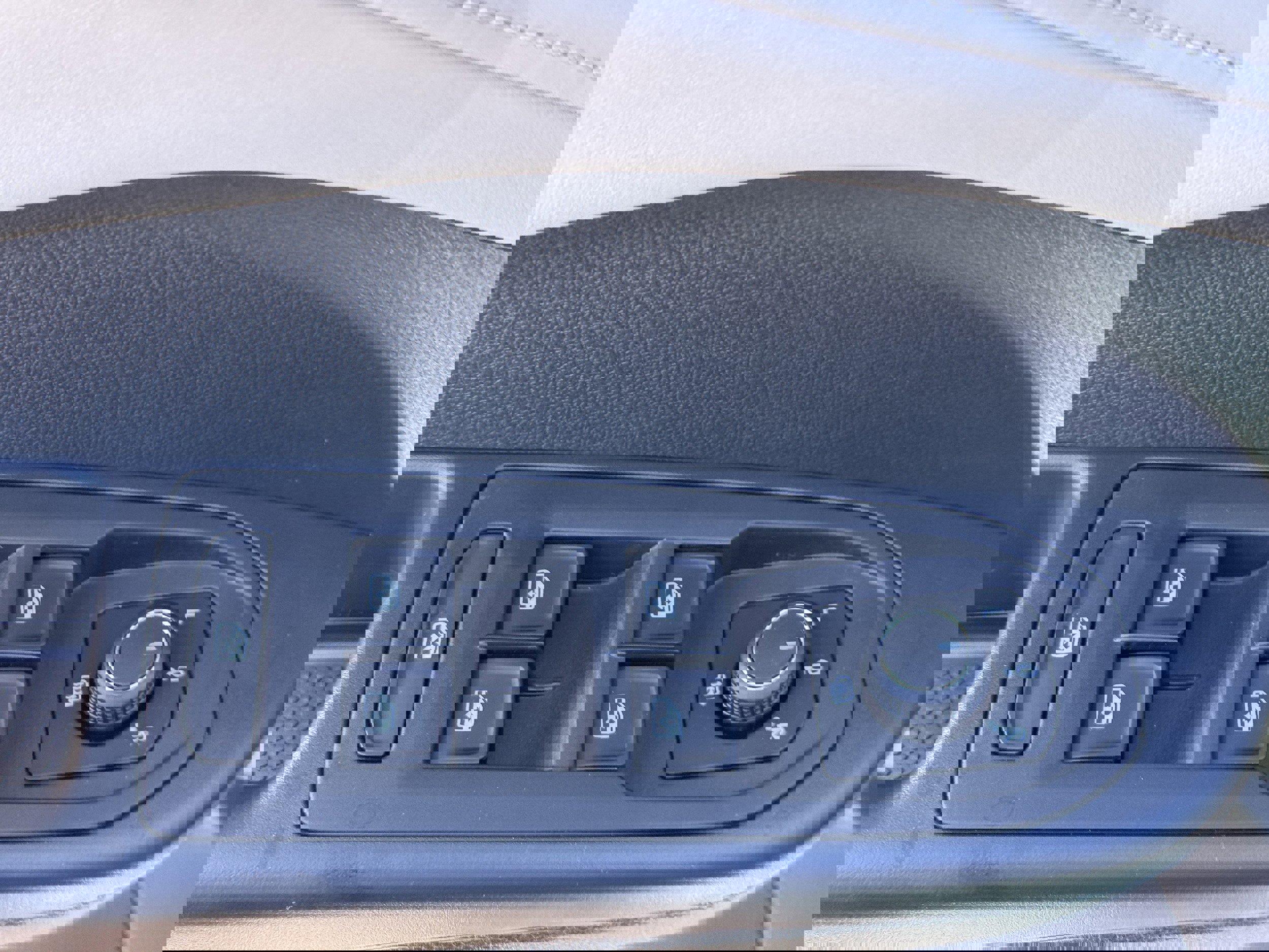 New 2025 Volkswagen Taos SE image 16