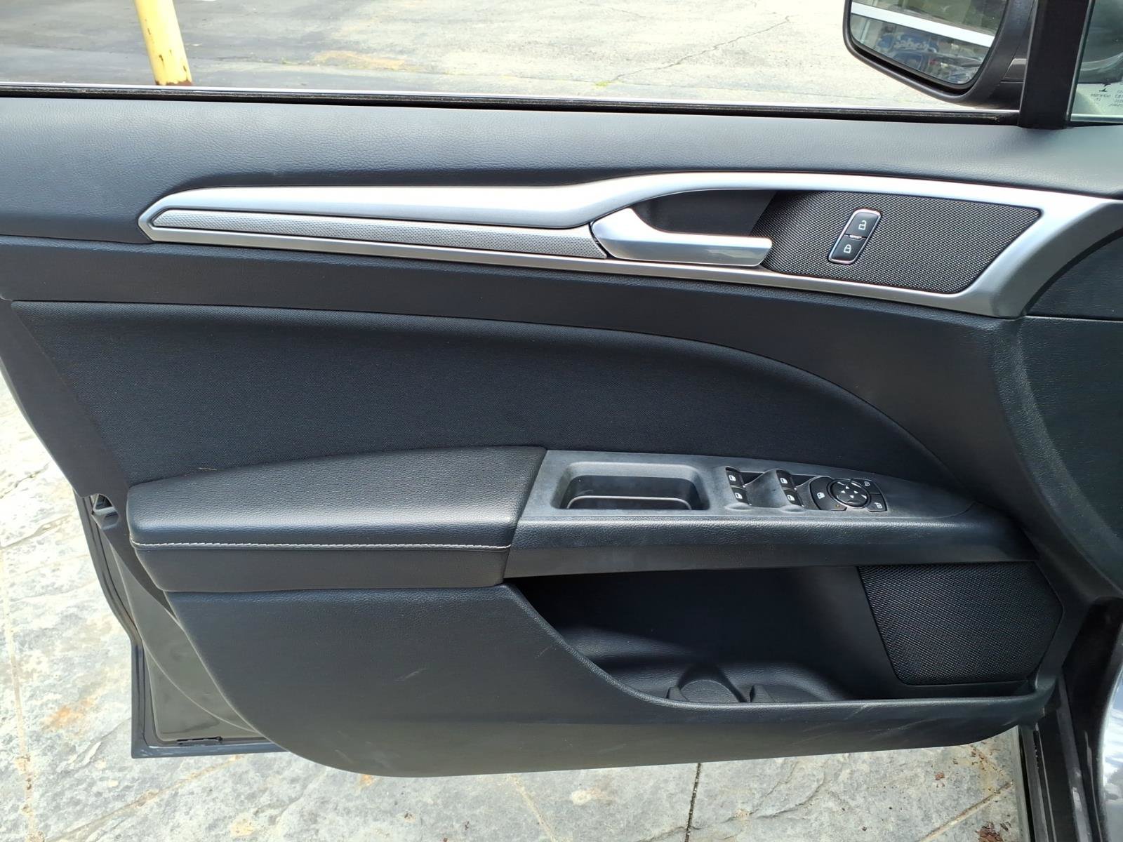 Used 2018 Ford Fusion SE w/ Fusion SE Technology Package FWD image 15