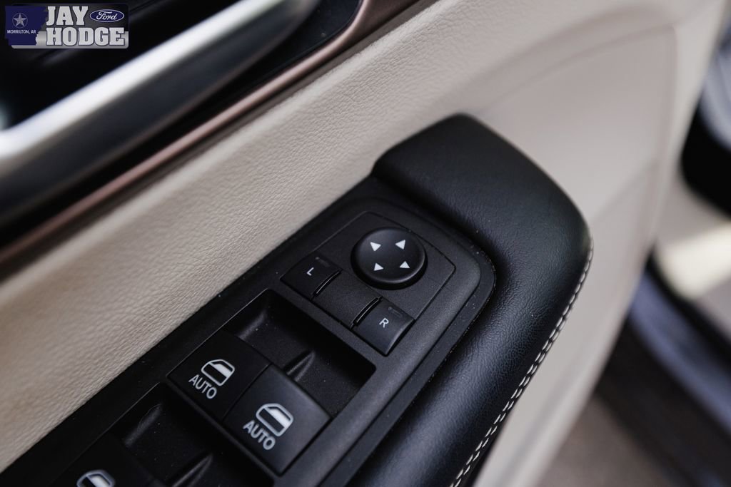 Used 2023 Chrysler Voyager LX image 30