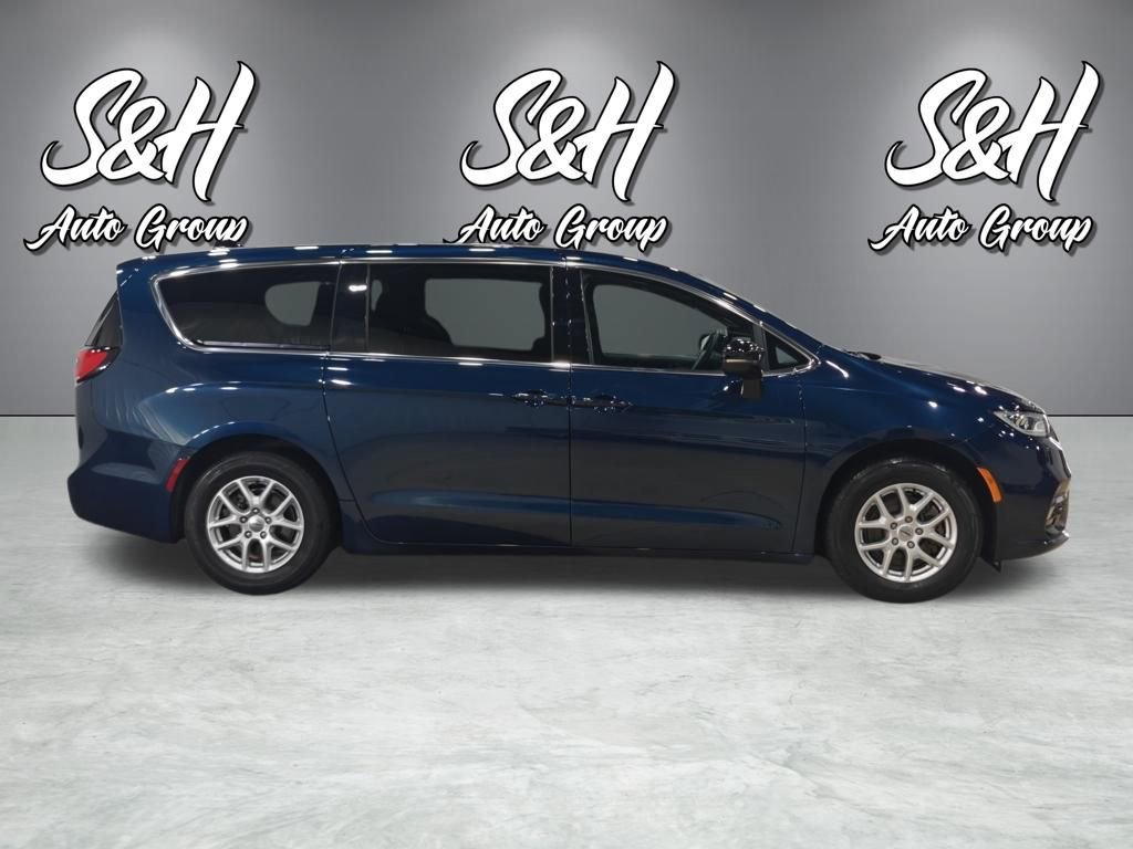 Used 2024 Chrysler Pacifica Touring image 18