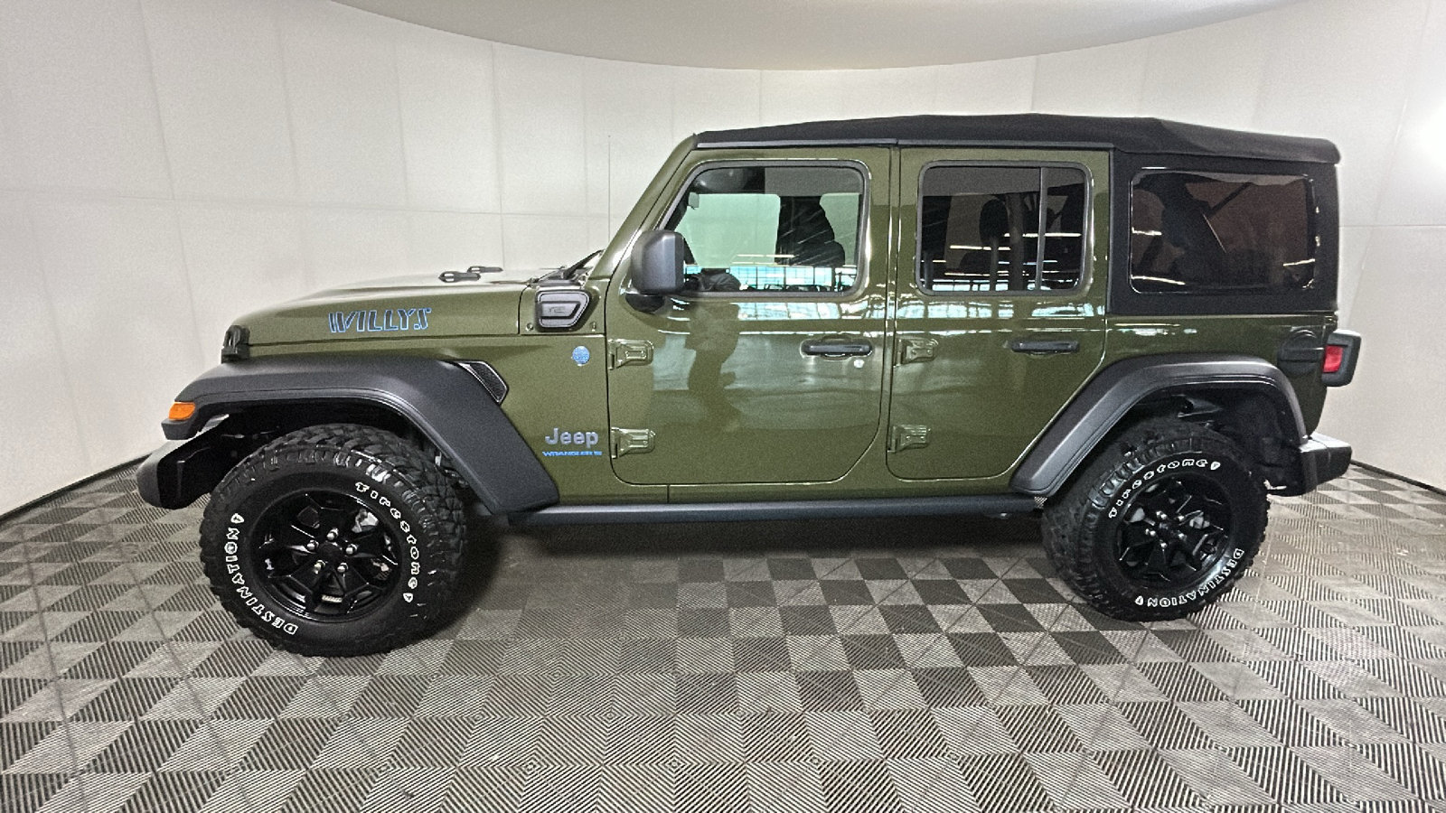 Used 2023 Jeep Wrangler Unlimited w/ Cold Weather Group AWD/4WD image 7
