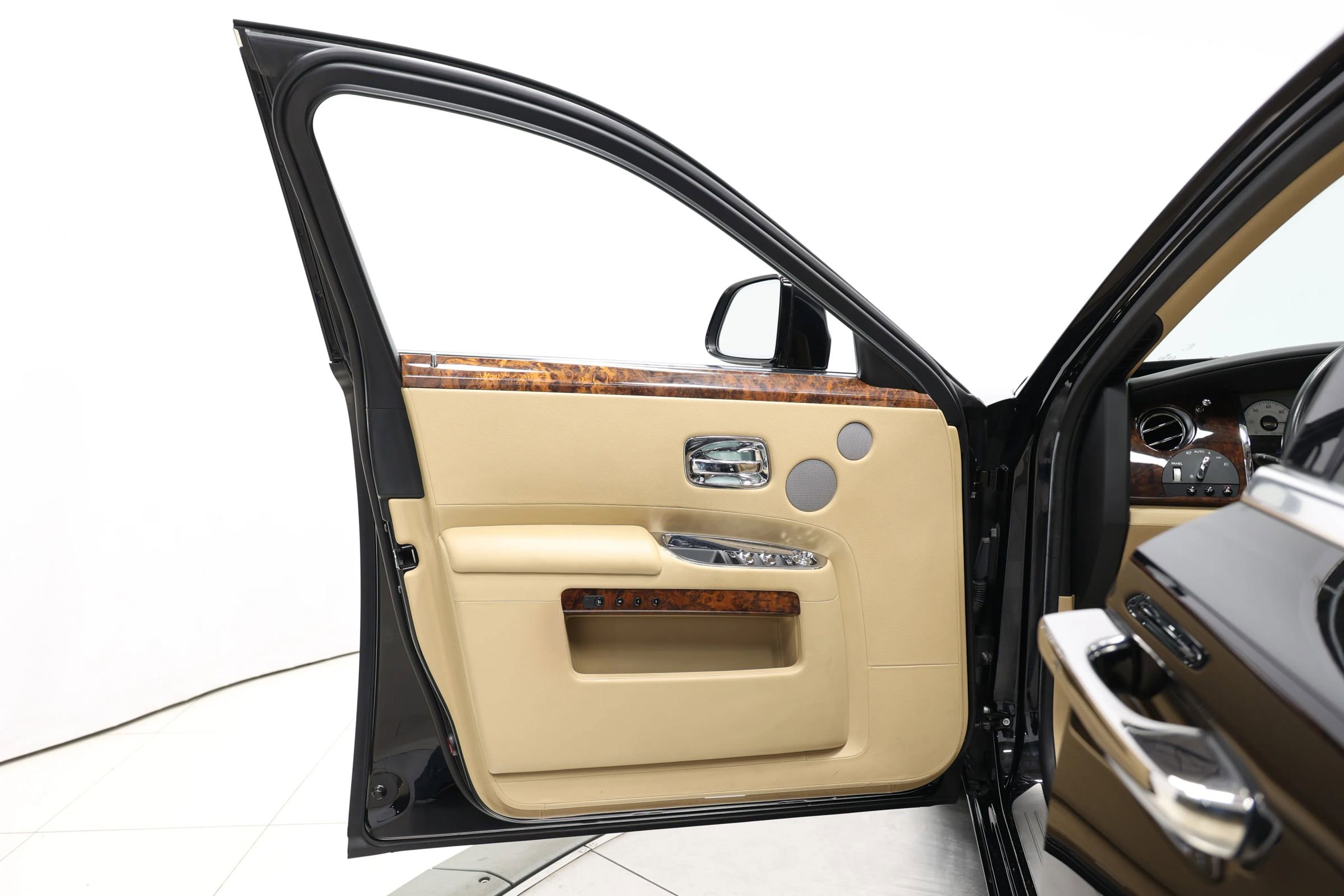 Used 2015 Rolls-Royce Ghost image 12