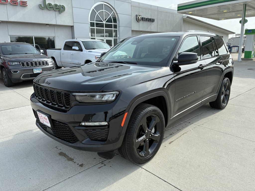 Used 2023 Jeep Grand Cherokee Limited w/ Black Appearance Package AWD/4WD image 4