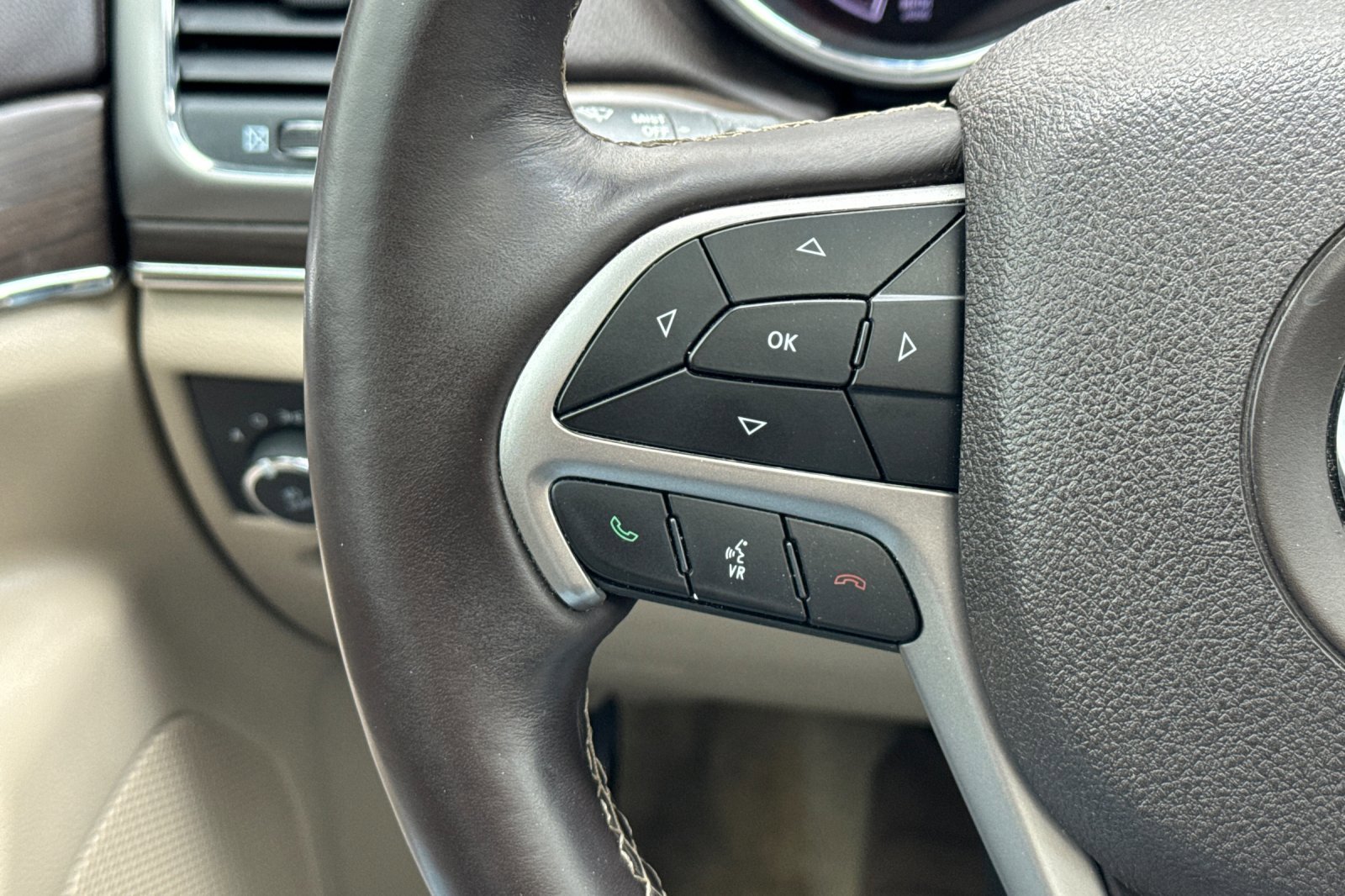 Used 2018 Jeep Grand Cherokee Overland AWD/4WD image 37