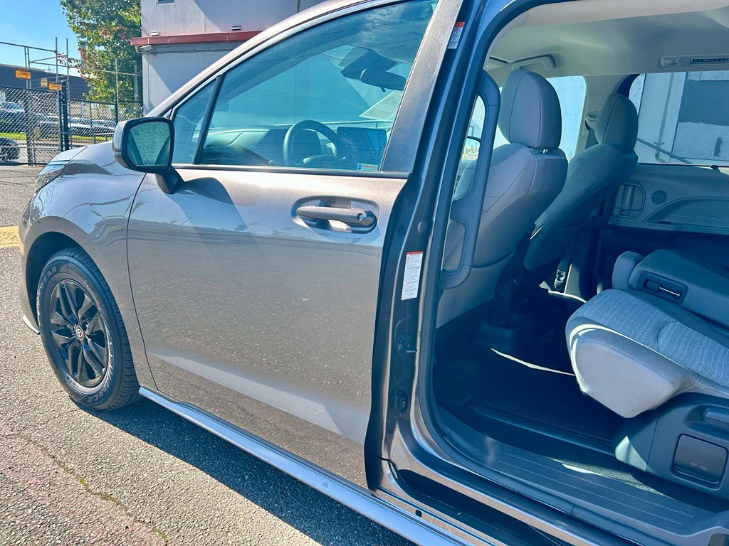 Certified 2024 Toyota Sienna LE AWD/4WD image 11
