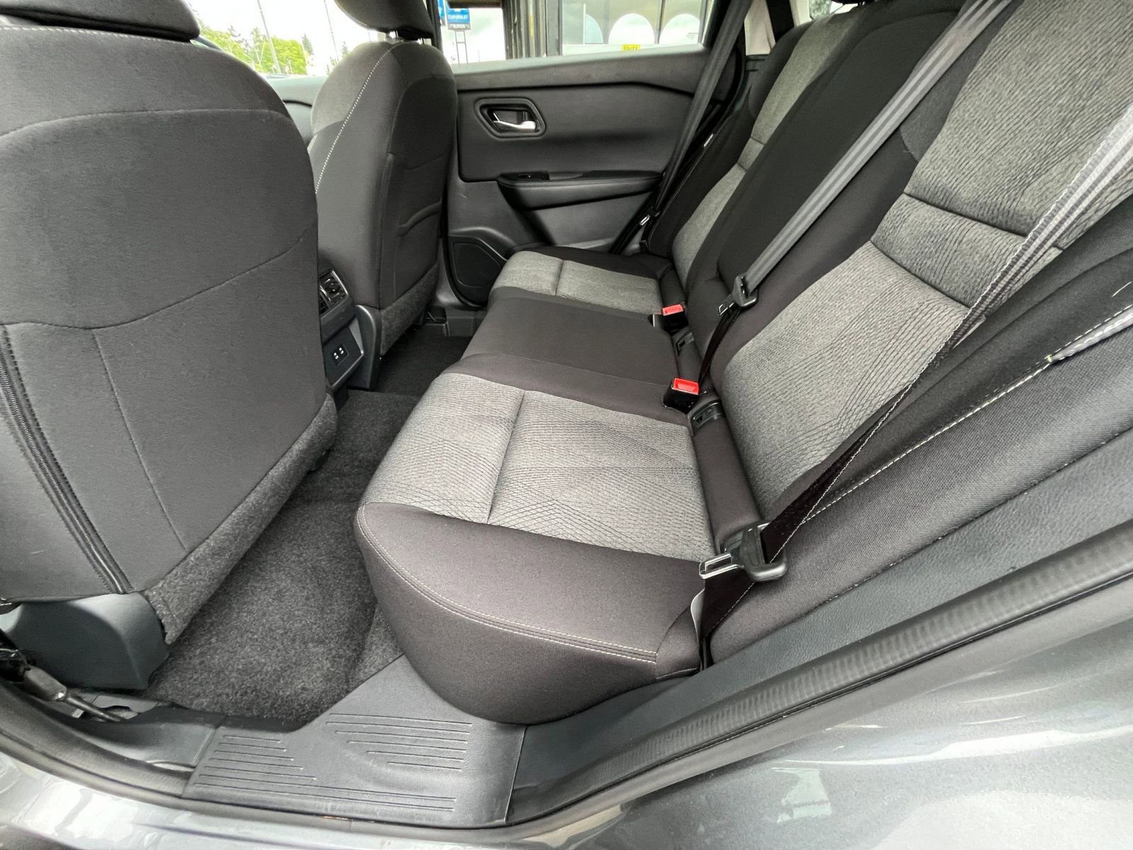Used 2025 Nissan Rogue SV FWD image 28
