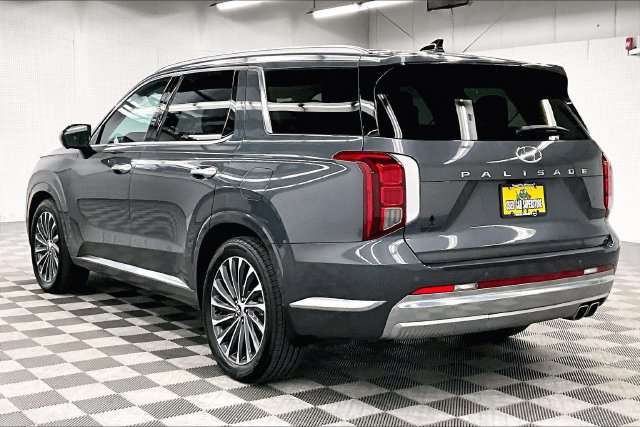 Used 2023 Hyundai Palisade Calligraphy w/ Cargo Package FWD image 2