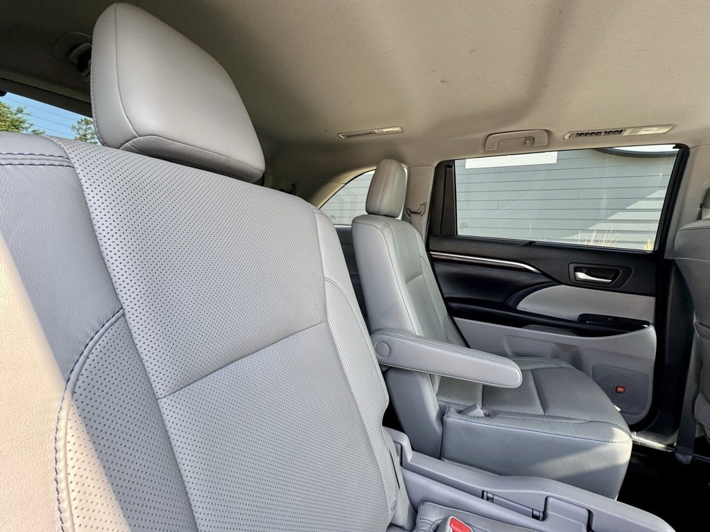 Used 2016 Toyota Highlander Limited image 21