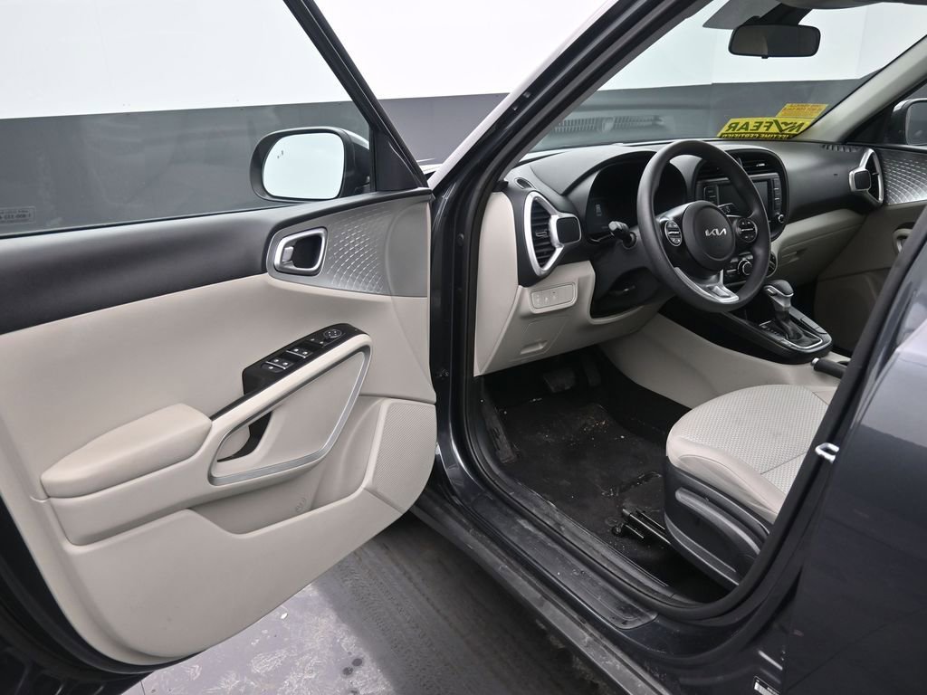 Used 2025 Kia Soul LX w/ LX Technology Package image 16