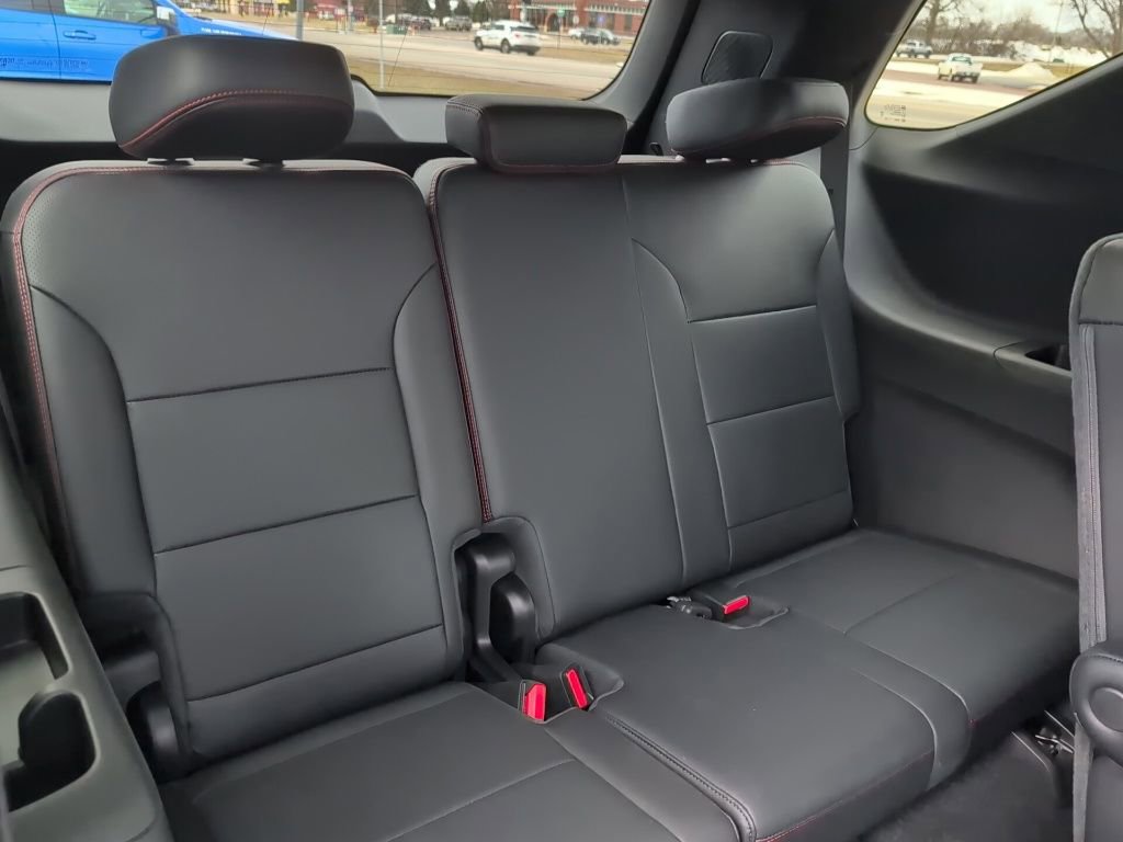 Used 2025 Chevrolet Traverse RS image 33