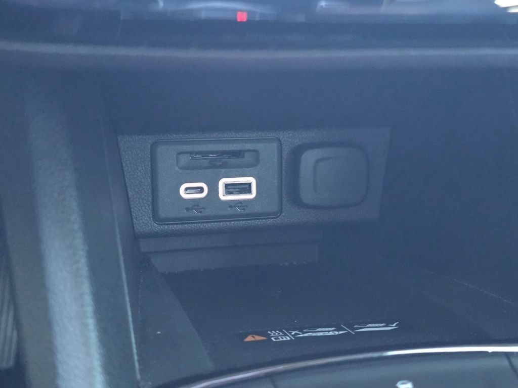 Used 2022 Chevrolet Bolt EUV LT w/ Convenience Package FWD image 30