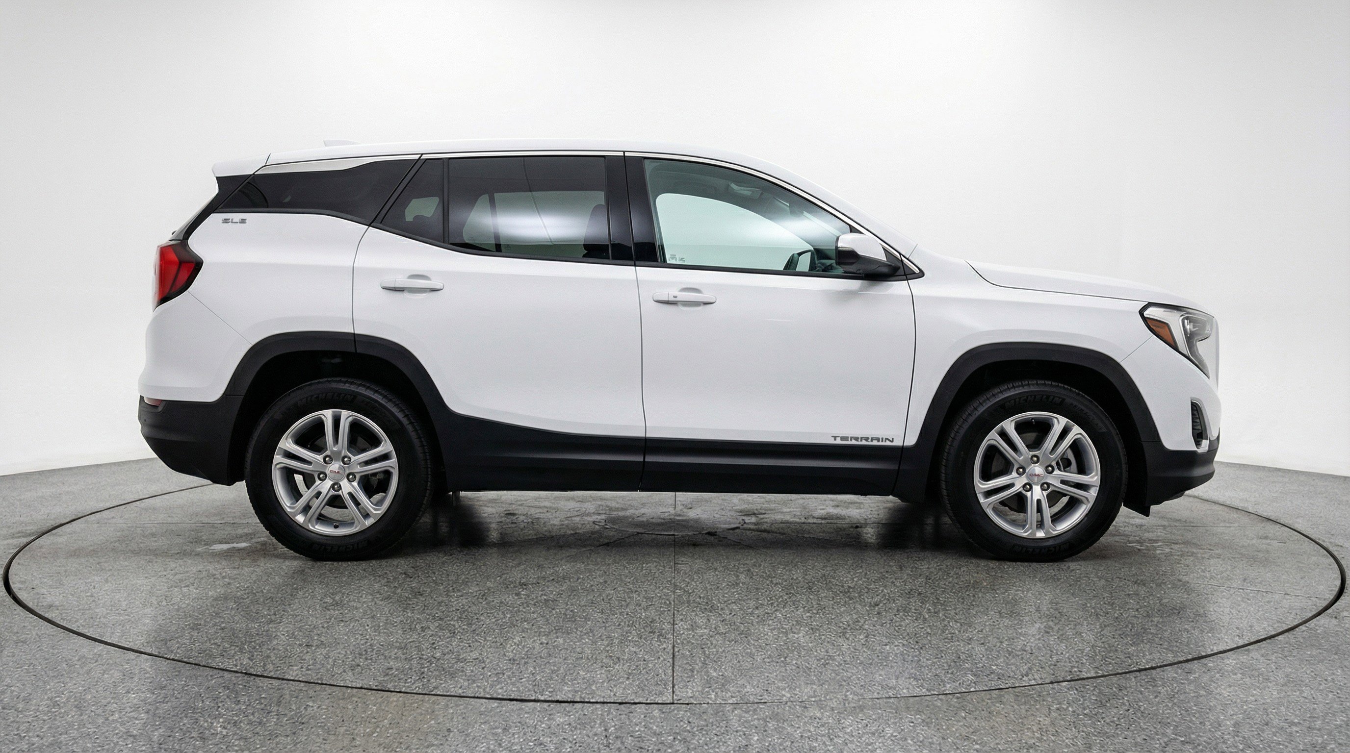 Used 2024 GMC Terrain SLE FWD image 11