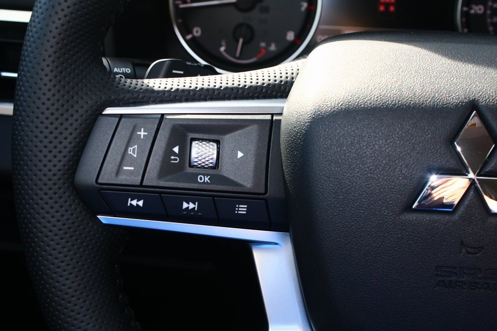 New 2026 Mitsubishi Outlander SE image 14