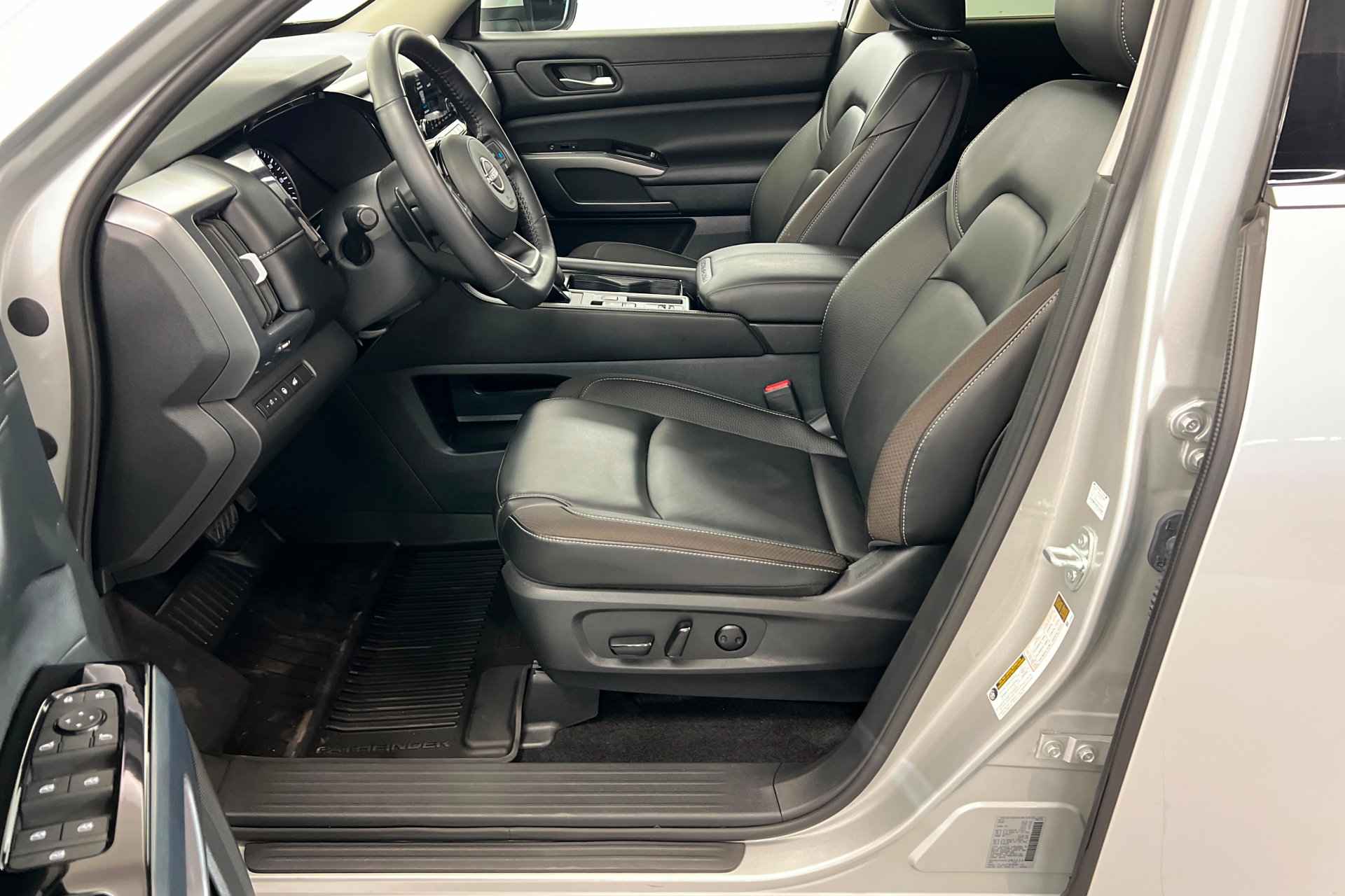 Used 2025 Nissan Pathfinder SL FWD image 19