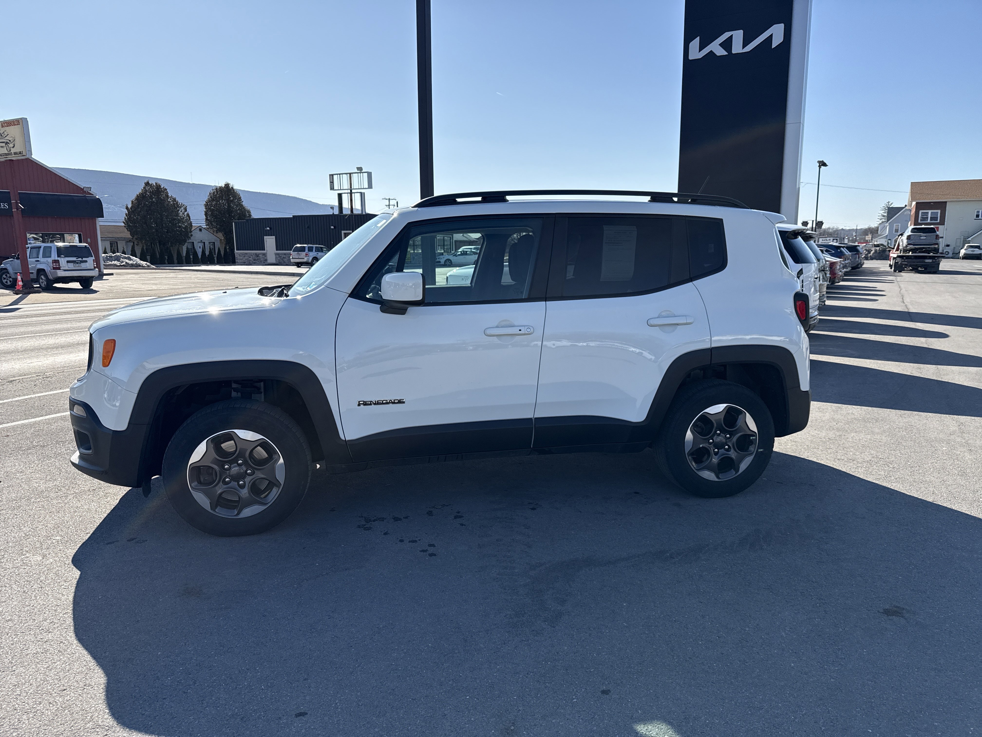 Used 2016 Jeep Renegade Latitude w/ Cold Weather Group image 7
