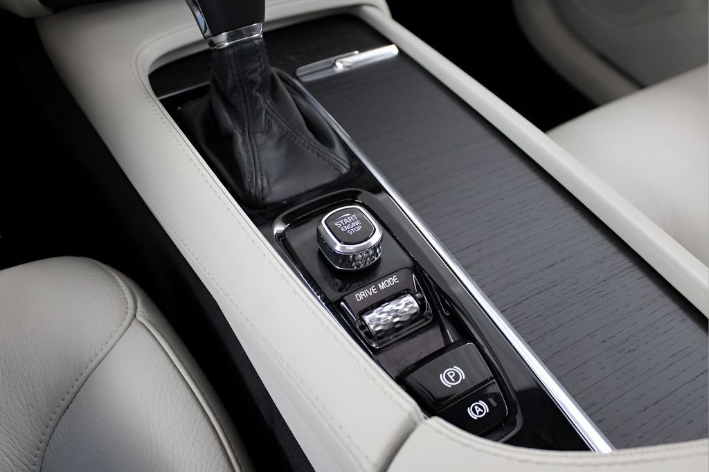 Used 2020 Volvo XC90 T6 Momentum AWD/4WD image 30