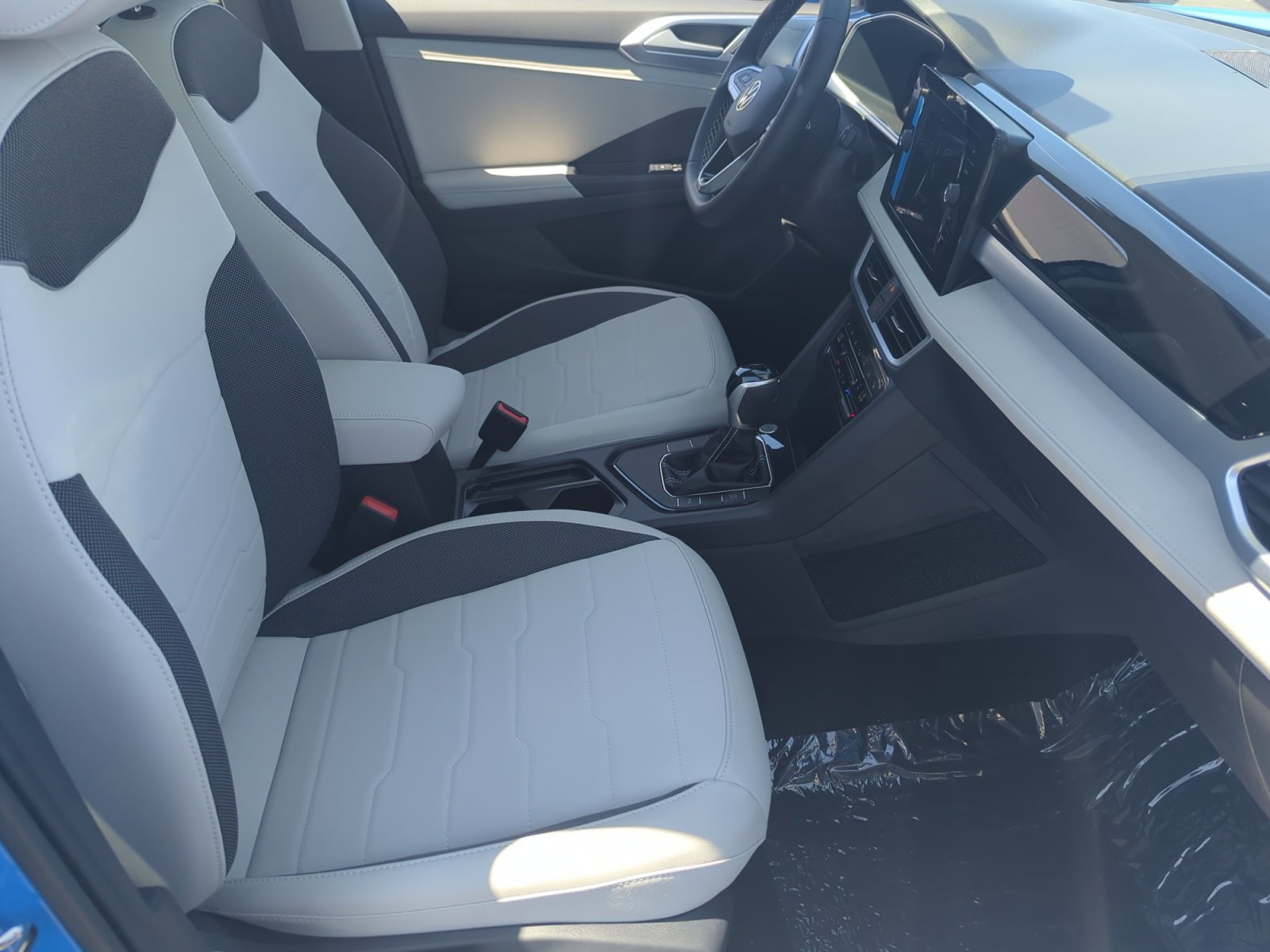 New 2025 Volkswagen Taos SE image 18