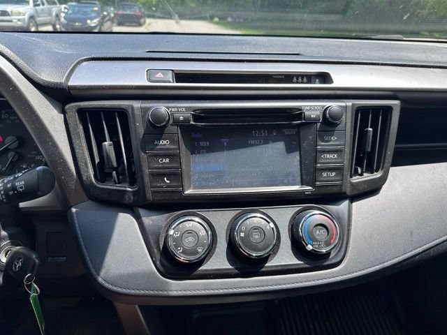Used 2018 Toyota RAV4 LE AWD/4WD image 14