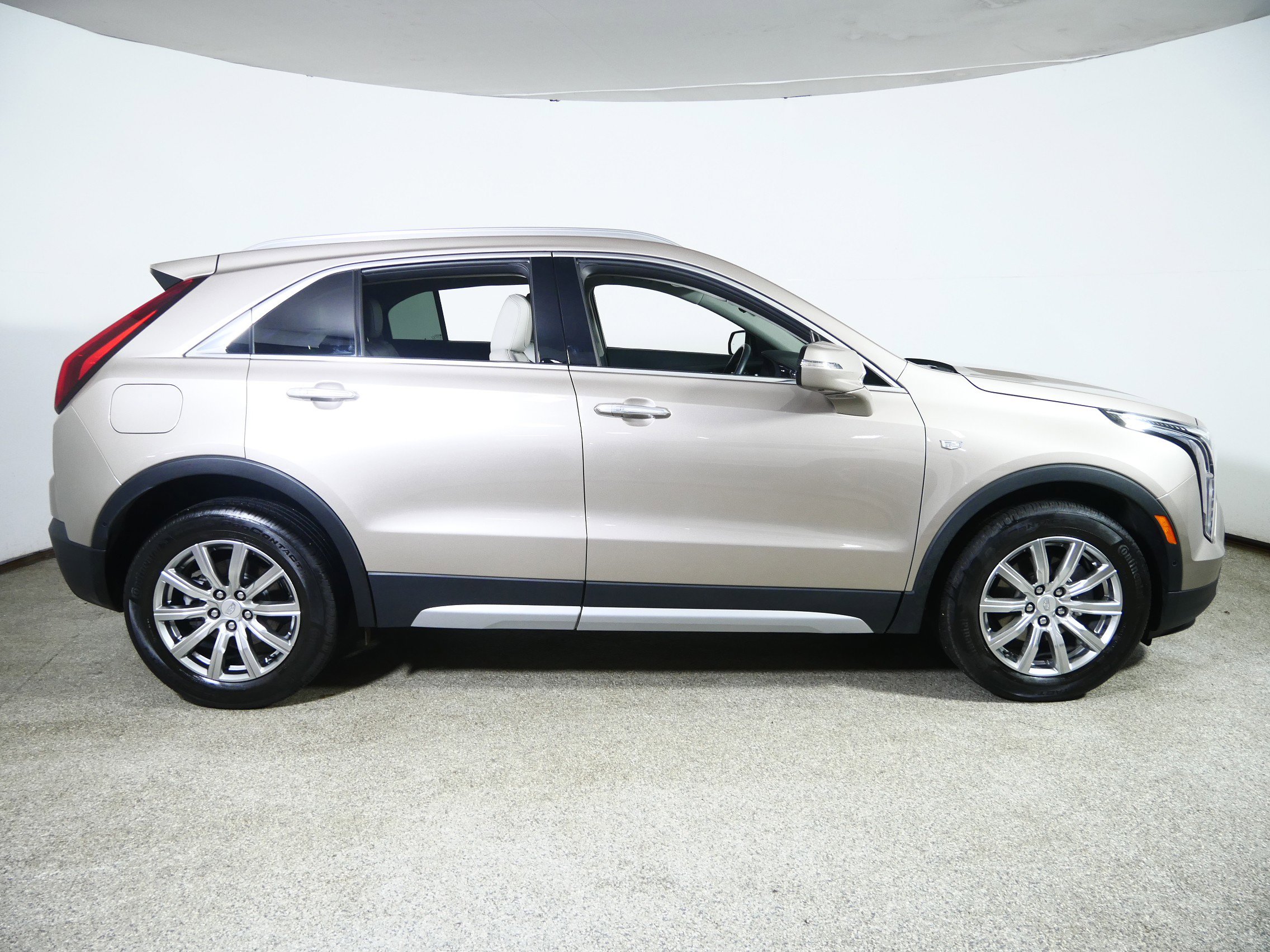 Used 2022 Cadillac XT4 Premium Luxury w/ Enhanced Visibility Package image 8