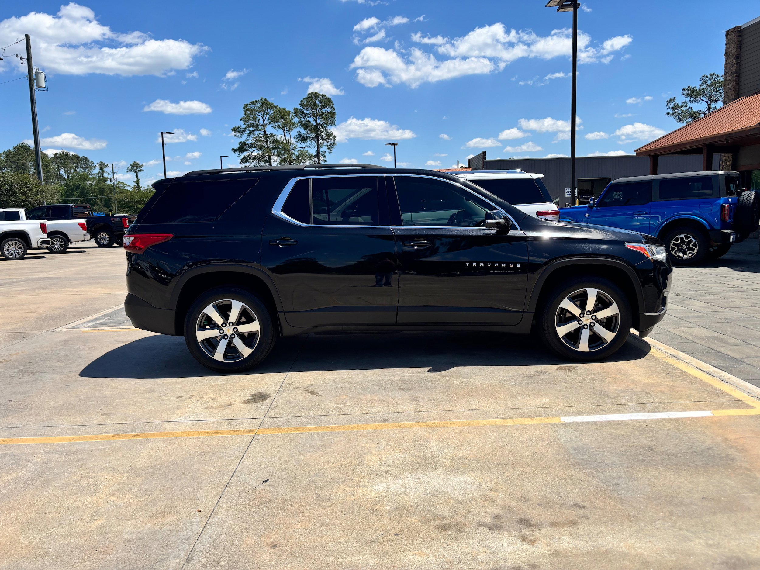 Used 2020 Chevrolet Traverse LT w/ LT Premium Package FWD image 4