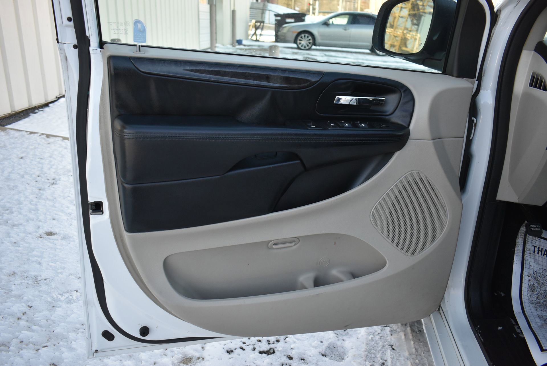 Used 2016 Dodge Grand Caravan SXT image 12