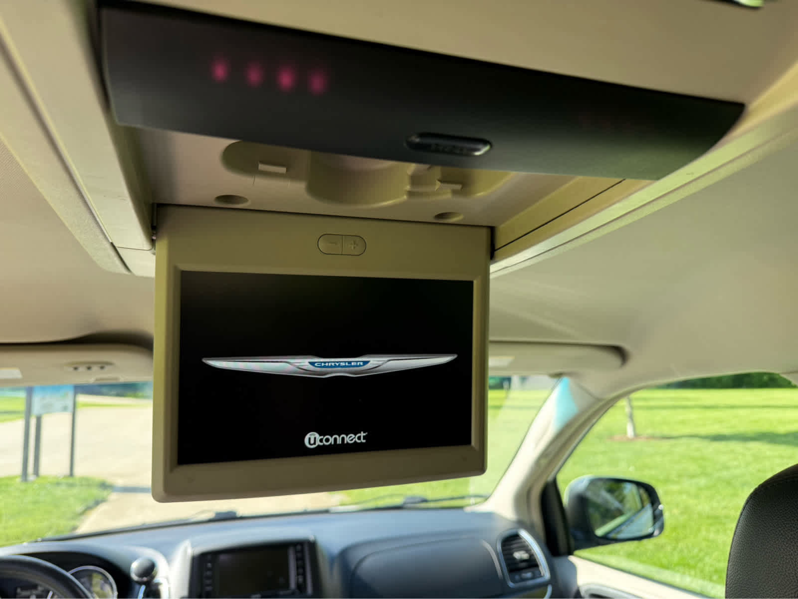 Used 2016 Chrysler Town & Country Touring FWD image 15