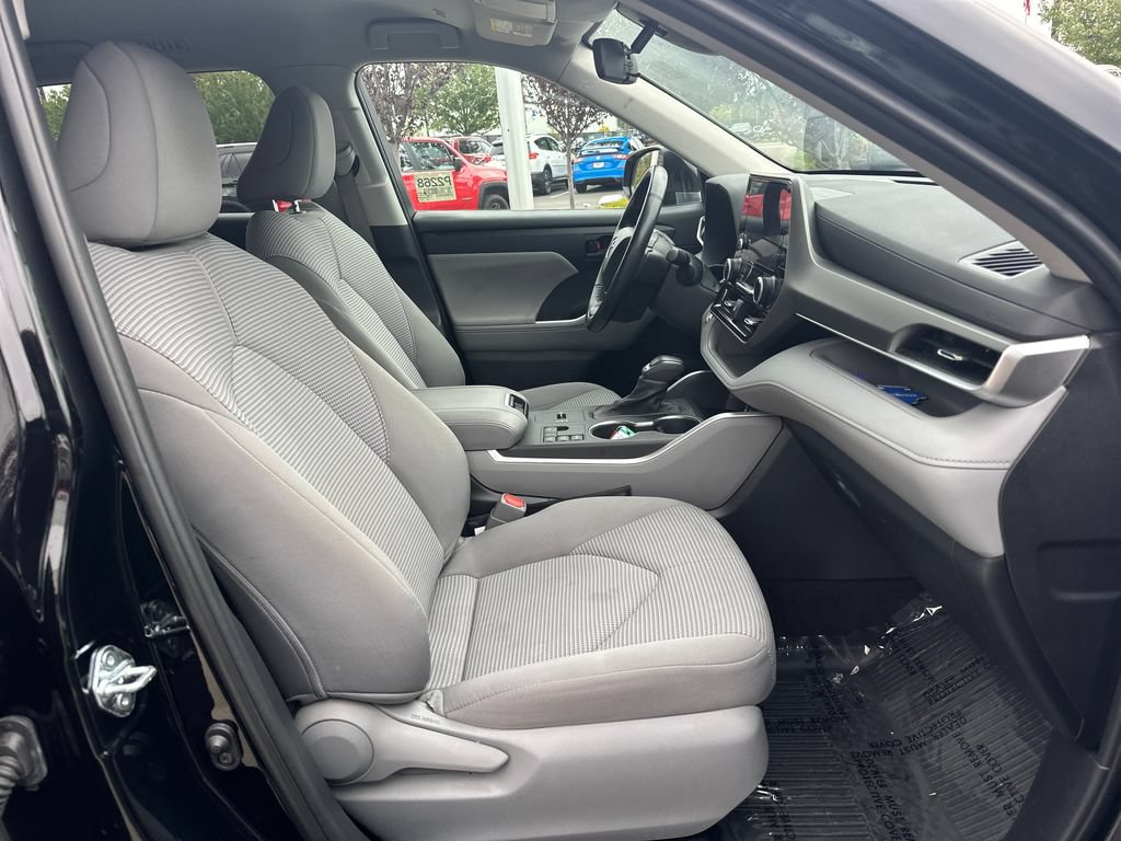 Used 2023 Toyota Highlander LE AWD/4WD image 18