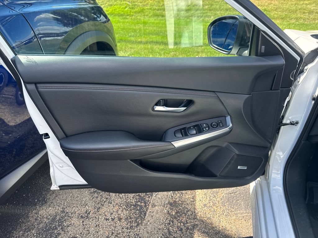Used 2023 Nissan Sentra SR w/ SR Premium Package FWD image 11