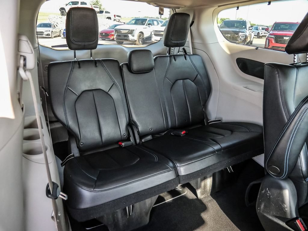 Used 2021 Chrysler Pacifica Touring-L FWD image 26